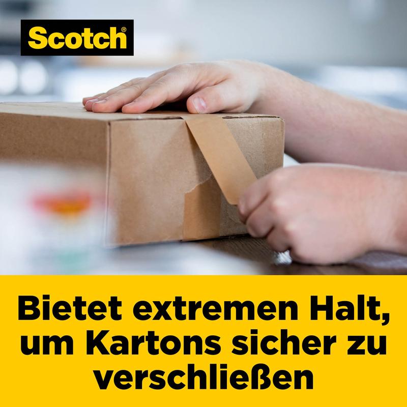Egy személy lezár egy barna dobozt a 3M Deutschland GmbH Scotch® Box Lock™ papír csomagolószalagjával (48 mm x 22,8 m, 1 tekercs); a német szöveg kiemeli a robusztus tartást a biztonságos dobozlezáráshoz sárga háttéren.
