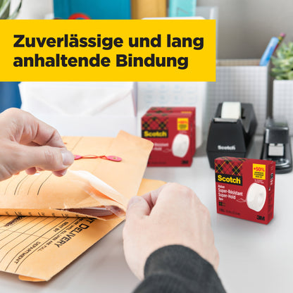 Eine Person verschließt einen braunen Umschlag mit 3M Deutschland GmbH Scotch® Super-Hold Secure Tape, 1 Rolle, 19 mm x 25,4 m. Zu sehen sind zwei Schachteln dieses Klebebandes und Schreibtischzubehör. Oben: "Zuverlässige und lang anhaltende Bindung.