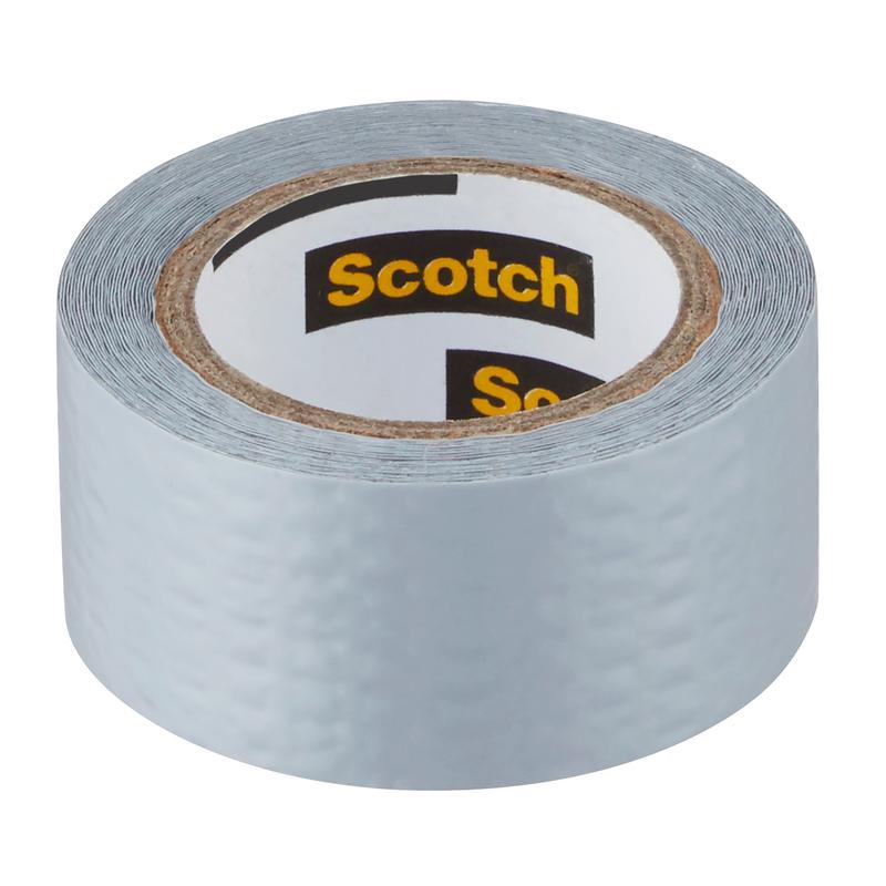 Egy tekercs Scotch® Extremium™ Universal ragasztószalag, 3 m x 19 mm a 3M Deutschland GmbH-tól, strukturált ezüst felülettel és a kartonmagon látható "Scotch" felirattal, függőlegesen áll a fehér alapon.