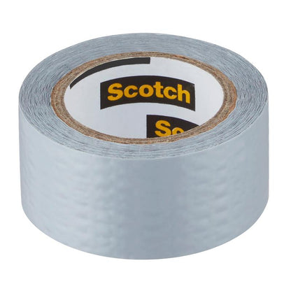 Egy tekercs Scotch® Extremium™ Universal ragasztószalag, 3 m x 19 mm a 3M Deutschland GmbH-tól, strukturált ezüst felülettel és a kartonmagon látható "Scotch" felirattal, függőlegesen áll a fehér alapon.