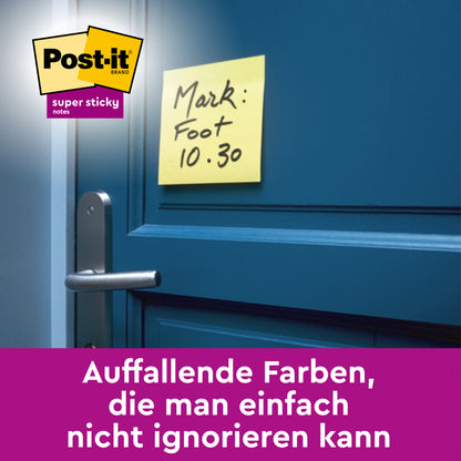 Egy Post-it® Super Sticky Notes (sárga, 76 mm x 76 mm, 90 lap) a 3M Deutschland GmbH-tól egy kék ajtóra van rögzítve egy ezüst fogantyú felett. A kép tartalmazza a "Mark: Foot 10.30", német szöveget és a termék logóját.
