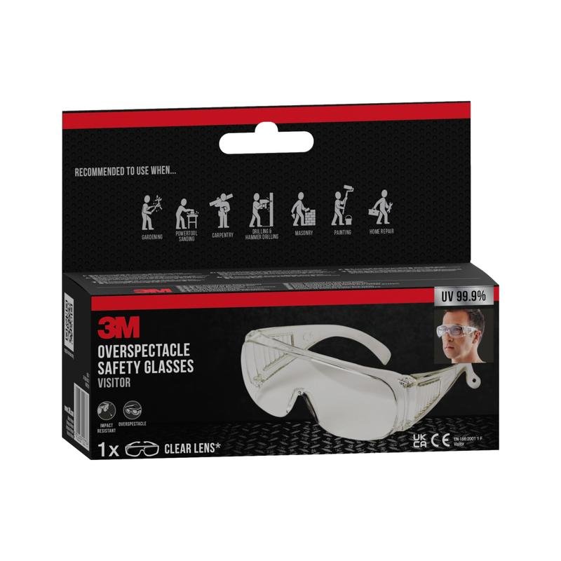 Egy doboz 3M™ Visitor védőszemüveg, átlátszó lencsével a 3M Deutschland GmbH-tól. A csomagolás tiszta védőszemüveget, kertészkedés/festés alkalmazási tippeket, egy viselő fotóját mutatja, és kiemeli a 99,9%-os UV-védelmet.