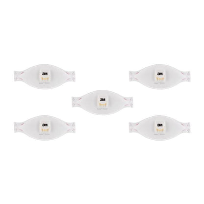 Öt 3M™ Aura™ Comfort Cool Flow™ részecskemaszk 9332+, FFP3, szeleppel a 3M Deutschland GmbH-tól két sorban van elrendezve fehér alapon, mindegyik központi szelepet mutatva.