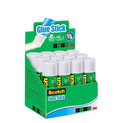 Egy 3M Deutschland kijelződoboz 12 darab Scotch® Permanent ragasztóstiftet tartalmaz, fehér kupakkal és zöld címkével. A kék kartoncímkén "Klebestift" felirat áll, a jobb alsó sarokban pedig a 3M logó látható.