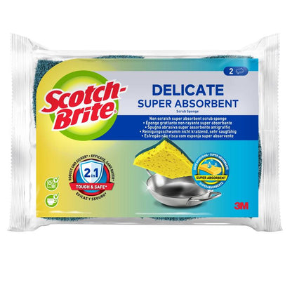 Egy csomag Scotch-Brite® Delicate nem karcoló természetes rostú tisztítószivacs a 3M Deutschland GmbH-tól, sárga szivaccsal egy fémkanál tisztításához. Kék-sárga márkajelzés, termékjellemzők és 2 darab egy csomagban a csomagoláson ábrázolva.