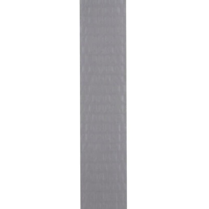 A képen egy függőleges csík Scotch® Extremium™ Universal ragasztószalag (3 m x 19 mm) látható a 3M Deutschland GmbH-tól, enyhén strukturált, matt szürke felülettel fehér háttéren.