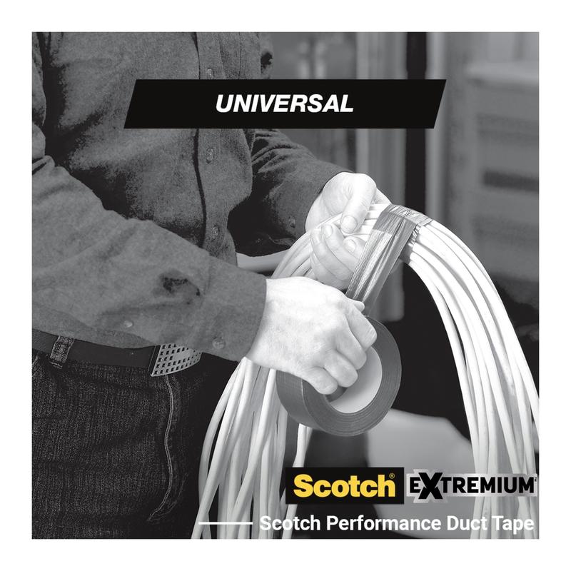 Egy személy Scotch® Extremium™ univerzális ragasztószalagot, 3 m x 19 mm (a 3M Deutschland GmbH-tól) teker kábelek köré. A fekete-fehér kép tetején "UNIVERSAL", alul pedig a termék brandingje látható.
