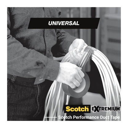 Egy személy Scotch® Extremium™ univerzális ragasztószalagot, 3 m x 19 mm (a 3M Deutschland GmbH-tól) teker kábelek köré. A fekete-fehér kép tetején "UNIVERSAL", alul pedig a termék brandingje látható.