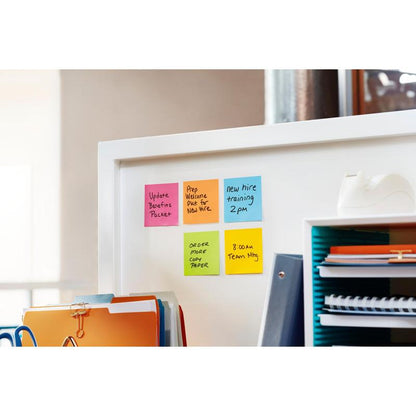 Egy tábla emlékeztetőket mutat Post-it® jegyzetlapokon (sárga, 76 mm x 76 mm, 90 lap/blokk) a 3M Deutschland GmbH-tól, többek között "Juttatási csomag frissítése", "Üdvözlő csomag előkészítése az új alkalmazott számára" és "8:00 a.m. Csapatértekezlet."