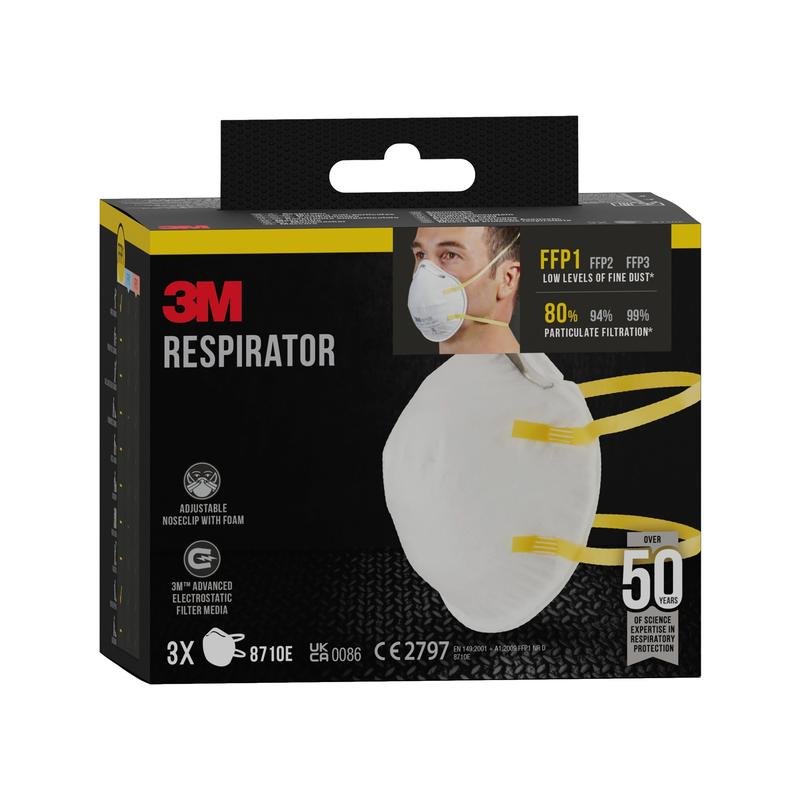 Egy fekete doboz 3M™ 8710E részecskemaszk, FFP1, szelep nélkül a 3M Deutschland GmbH-tól egy személyt mutat, aki egy fehér maszkot visel sárga szalagokkal; a doboz 3 maszkot tartalmaz és kiemeli az FFP1 védelmet a finom por ellen.