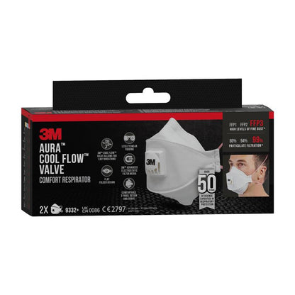 Egy doboz a 3M™ Aura™ Comfort Cool Flow™ részecskemaszk 9332+, FFP3, szeleppel a 3M Deutschland GmbH-tól, egy fehér maszk és a viselő ábrázolásával. A doboz 2 maszkot tartalmaz, és kiemeli a szűrési hatékonyságot és a kényelmet.