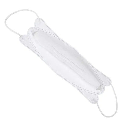 Abgebildet ist ein weißer, flach gefalteter Air Queen partikelfiltrierender Mund-Nasen-Schutz CE2163 mit sichtbaren Nahtlinien und Ohrschlaufen an beiden Enden. Vor einem weißen Hintergrund ist sein Nano-Faser-Filter hervorgehoben, der das Design und die Struktur der Maske betont.